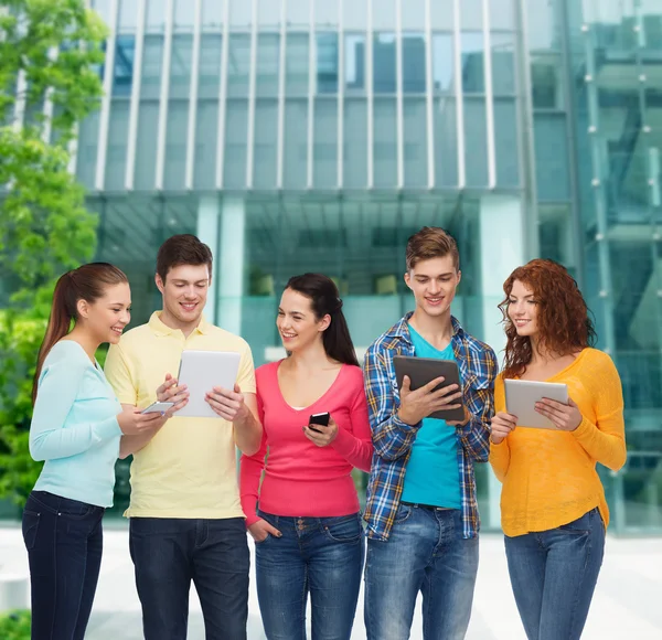 Group of teenagers with smartphones and tablet pc — Stock Photo, Image