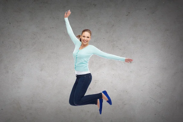 Sorrindo jovem mulher pulando no ar — Fotografia de Stock