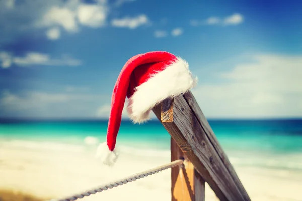 Närbild på santa helper hatt på stranden — Stockfoto