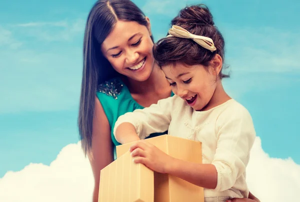 Feliz madre y niña con caja de regalo —  Fotos de Stock