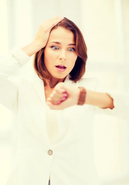 Gestresste Geschäftsfrau schaut auf die Uhr — Stockfoto