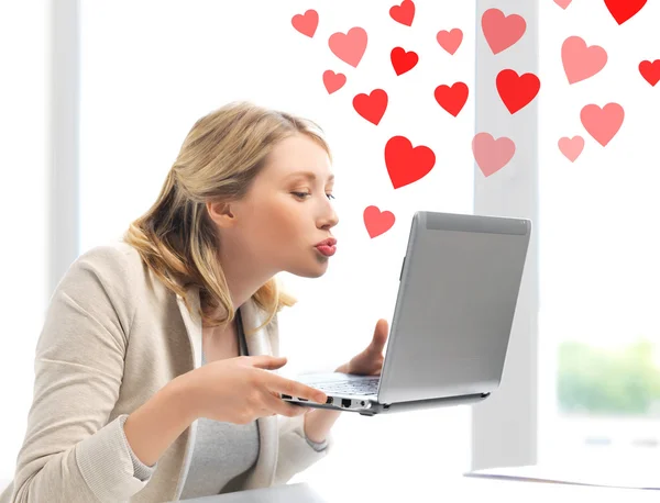 Kvinna skickar kyssar med bärbar dator — Stockfoto