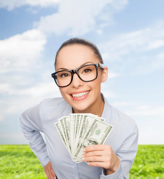 Empresária sorridente com dinheiro em dinheiro — Fotografia de Stock