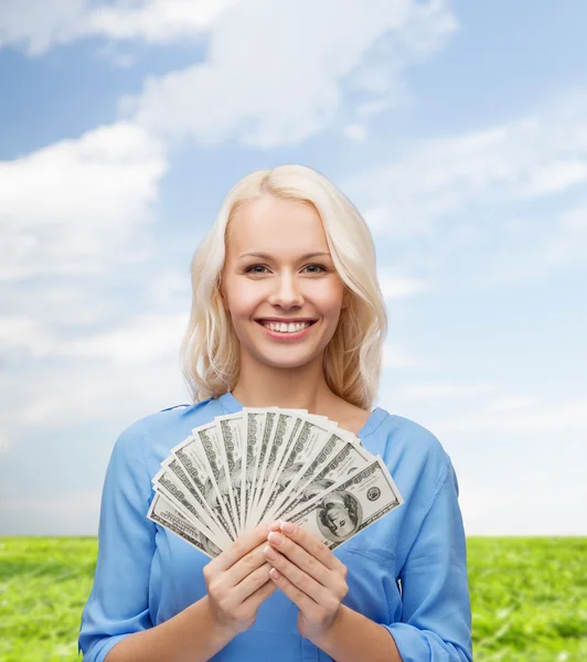 Sorridente giovane donna con noi denaro dollaro — Foto Stock