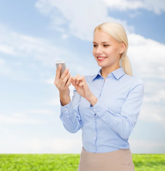 Jeune femme d'affaires souriante avec smartphone — Photo