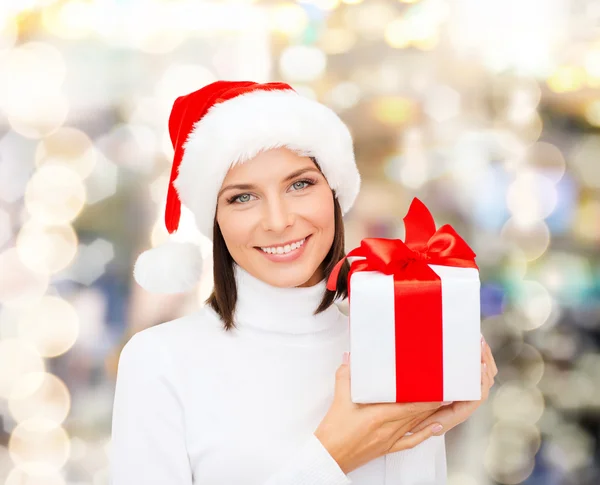 Mujer sonriente en sombrero de ayudante de santa con caja de regalo —  Fotos de Stock