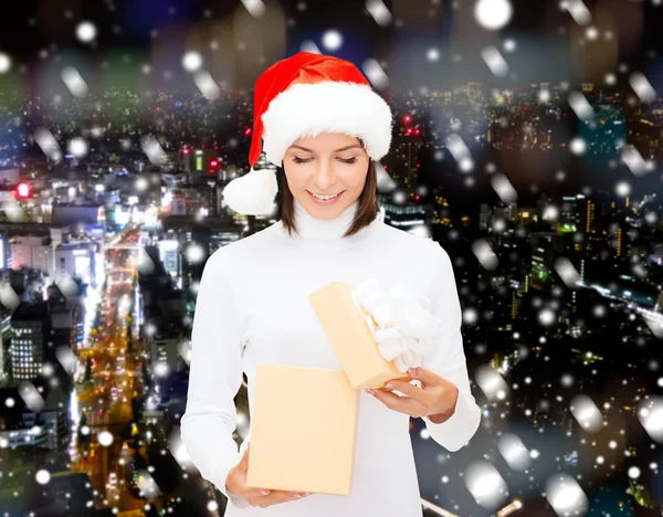 Lachende vrouw in helper kerstmuts met een doos van de gift — Stockfoto