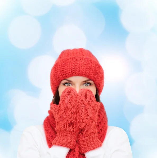 Улыбающаяся молодая женщина в зимней одежде — стоковое фото
