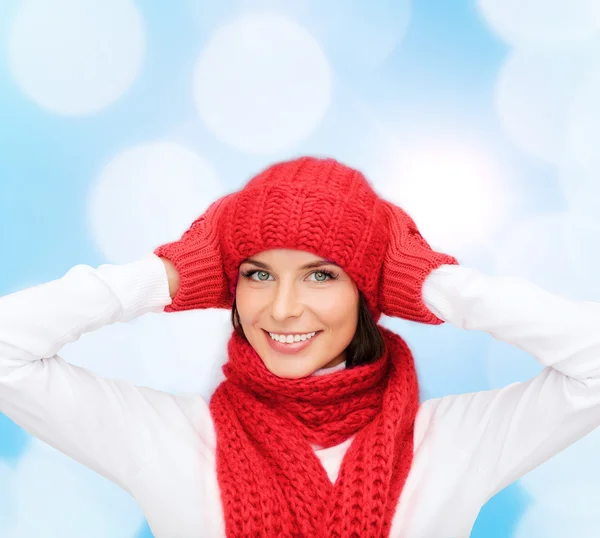 Sorrindo jovem mulher em roupas de inverno — Fotografia de Stock