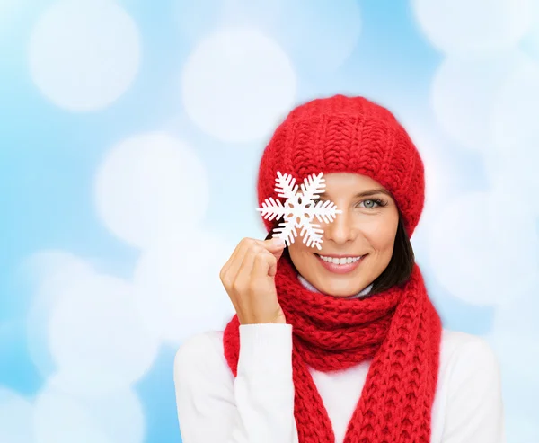 Lachende jonge vrouw in winterkleren — Stockfoto