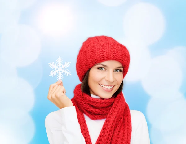 Sorridente giovane donna in abiti invernali — Foto Stock