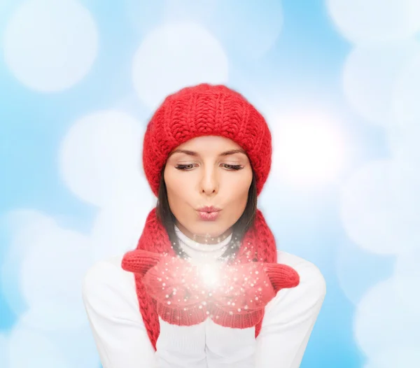 Sorridente giovane donna in abiti invernali — Foto Stock