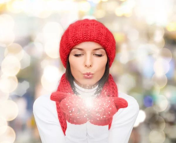 Smiling young woman in winter clothes — Stock Photo, Image