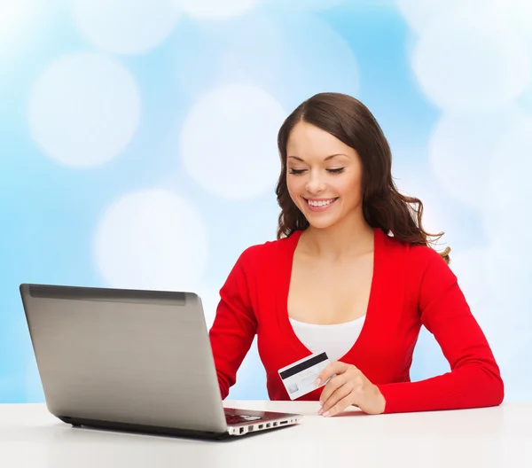 Usmívající se žena s kreditní kartou a laptop — Stock fotografie