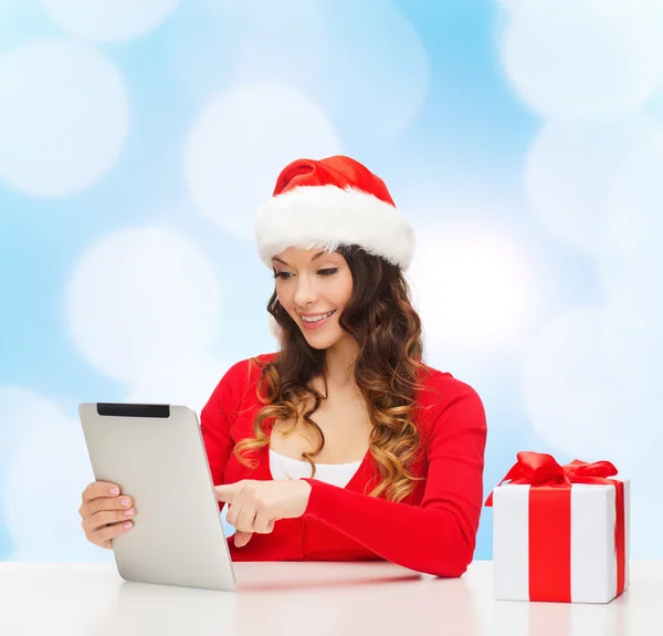 Santa şapka hediye ve tablet pc ile gülümseyen kadın — Stok fotoğraf