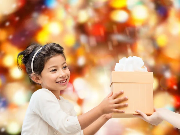 Smiling little girl with gift box — Stock Photo, Image