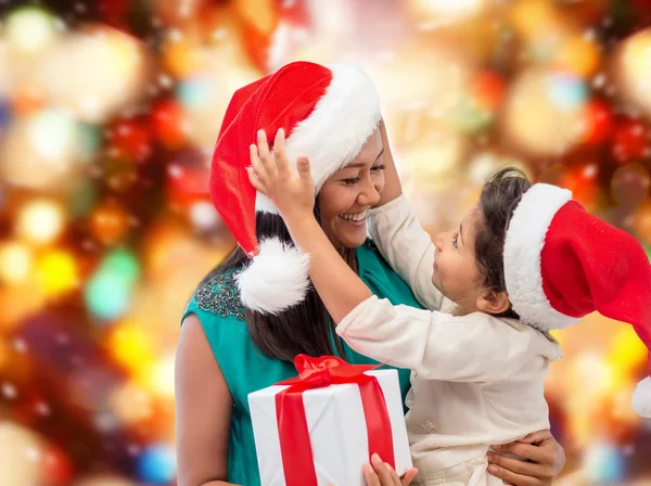 Madre felice e bambina con scatola regalo — Foto Stock