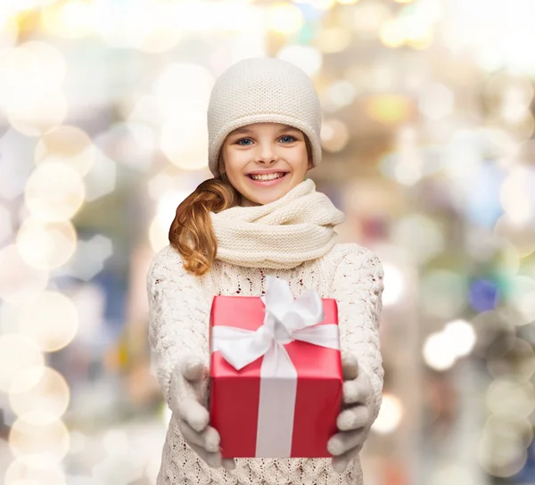 Dromen meisje in winterkleren met doos van de gift — Stockfoto