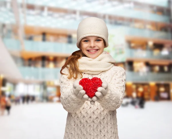 Όνειρα κορίτσι με χειμωνιάτικα ρούχα με κόκκινη καρδιά — Φωτογραφία Αρχείου
