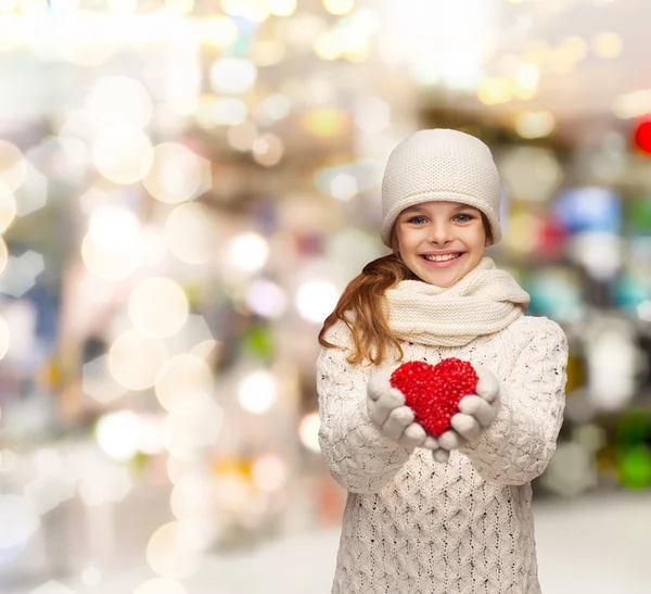 Traummädchen in Winterkleidung mit rotem Herz — Stockfoto