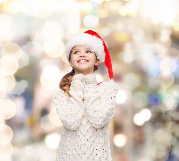 Garota sonha em chapéu de ajudante de Papai Noel — Stockfoto