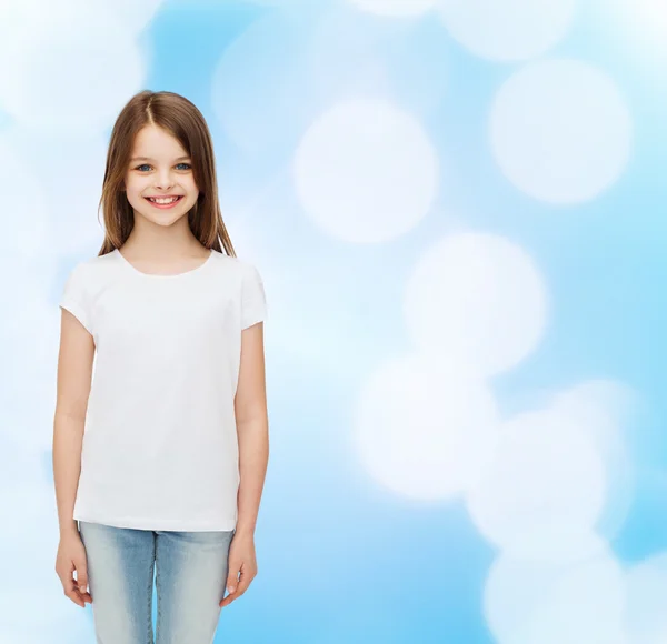 Lächelndes kleines Mädchen in weißem Blanko-T-Shirt — Stockfoto