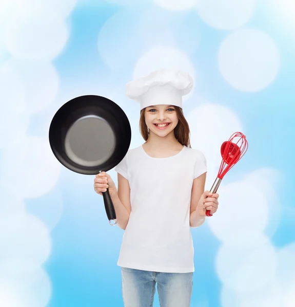 Lächelndes kleines Mädchen in weißem Blanko-T-Shirt — Stockfoto