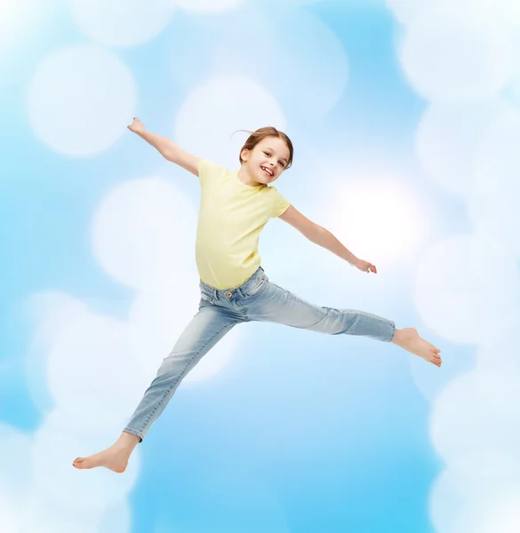 Uśmiechnięta dziewczynka skacze — Zdjęcie stockowe