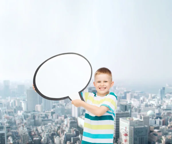 Menino sorridente com bolha de texto em branco — Fotografia de Stock