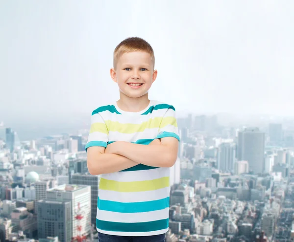 Kleine jongen in casual kleding met gekruiste armen — Stockfoto