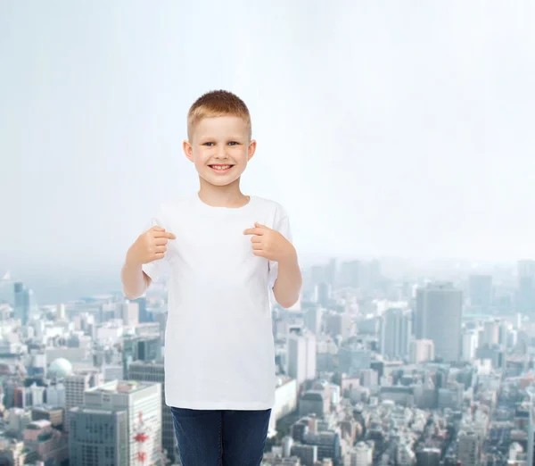 Leende liten pojke i vit blank t-shirt — Stockfoto