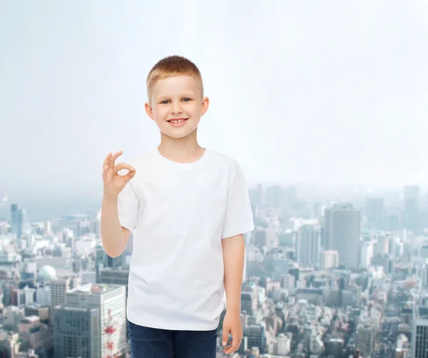 Petit garçon souriant en t-shirt blanc blanc — Photo