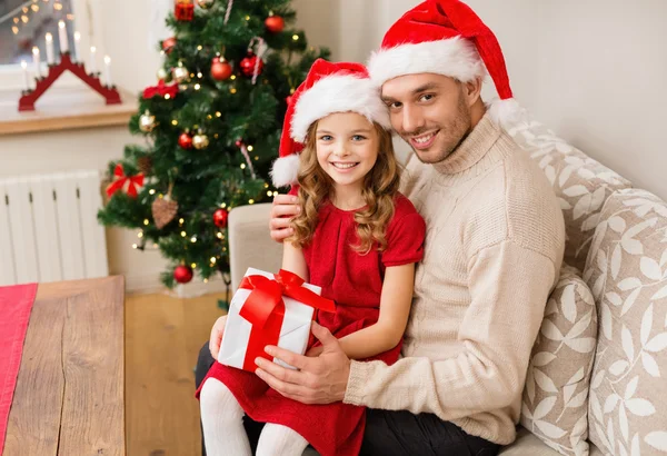 Sonriente padre e hija sosteniendo caja de regalo — Foto de Stock