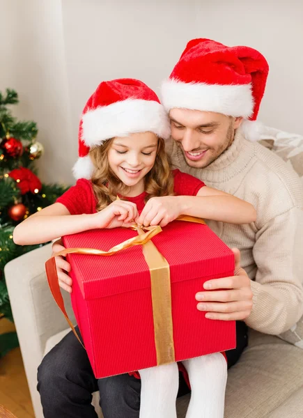 Sonriente padre e hija abriendo caja de regalo — Foto de Stock