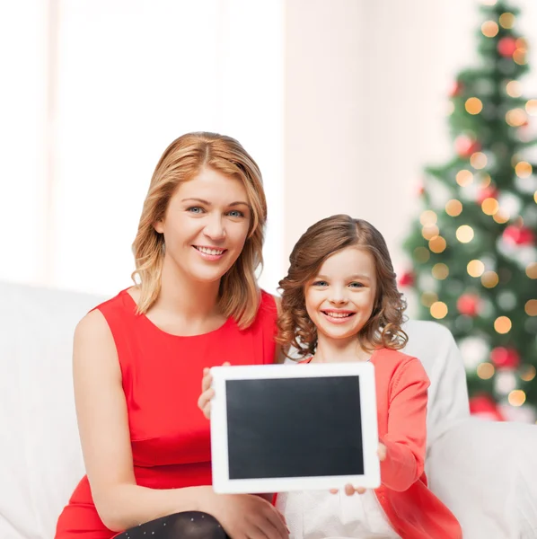 Madre e hija con tableta pc — Foto de Stock