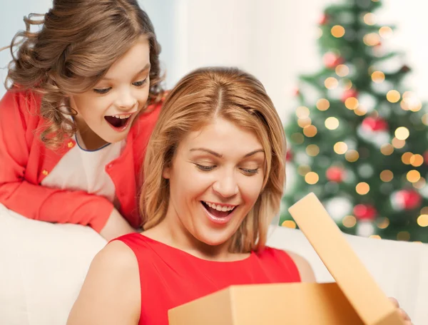 Mãe feliz e menina com caixa de presente — Fotografia de Stock