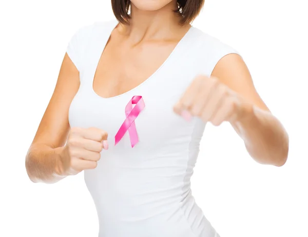 Жінка з рожевою стрічкою поінформованості про рак — стокове фото