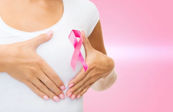 女人用粉红色癌症认识丝带 — 图库照片