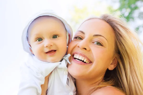 Mère heureuse avec petit bébé à l'extérieur — Photo