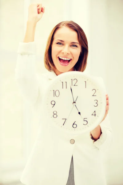 Femme d'affaires avec horloge — Photo