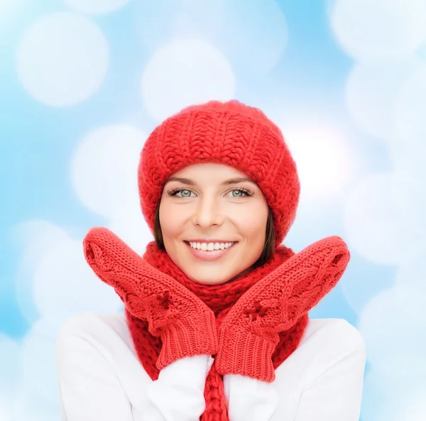 Lachende jonge vrouw in winterkleren — Stockfoto