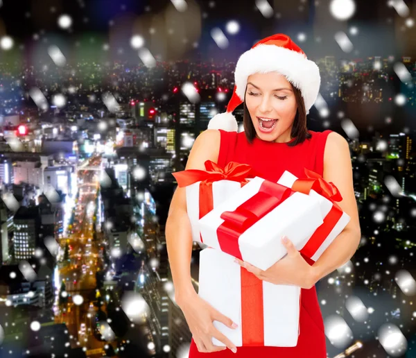 Femme souriante en robe rouge avec boîte cadeau — Photo