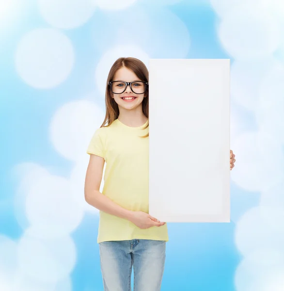 Kleines Mädchen mit Brille mit blankem Brett — Stockfoto