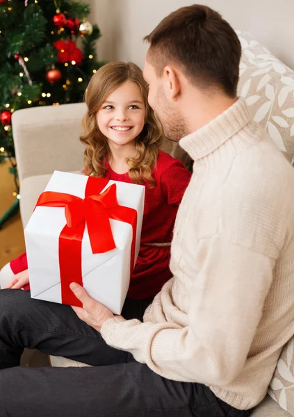 Sorrindo pai e filha olhando um para o outro — Fotografia de Stock