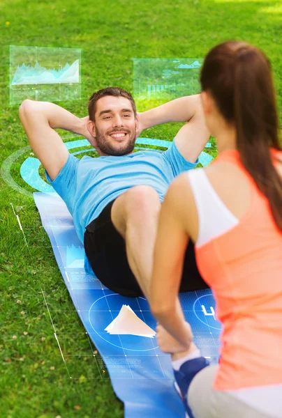 Couple souriant faire des exercices sur le tapis à l'extérieur — Photo