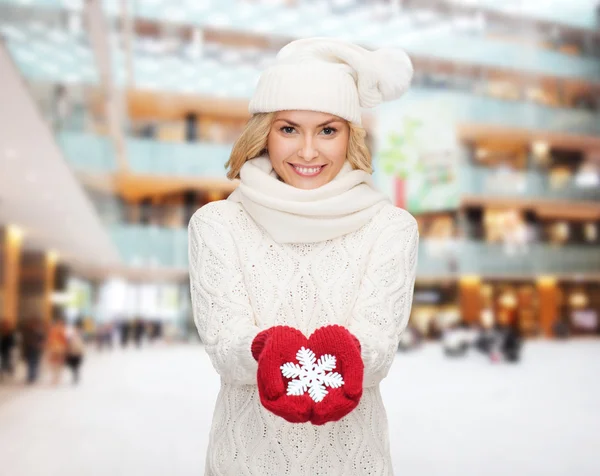 Usmívající se žena v zimní oblečení s vločka — Stock fotografie