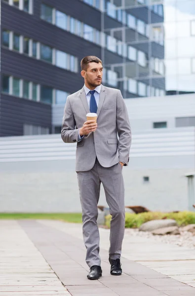 Joven hombre de negocios serio con taza de papel al aire libre —  Fotos de Stock