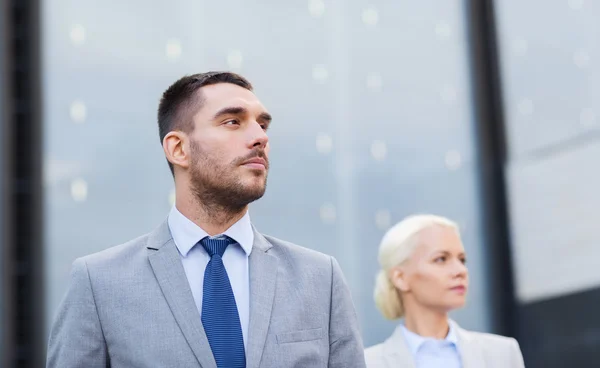 Närbild på seriösa affärsmän — Stockfoto