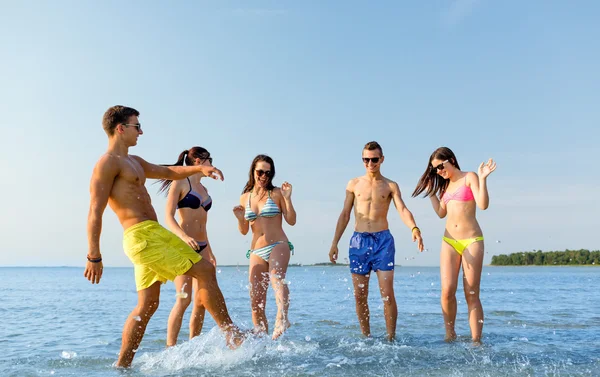 Amigos felices divirtiéndose en la playa de verano — Foto de Stock