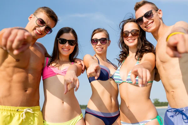 Lachende vrienden in zonnebril op zomer strand — Stockfoto